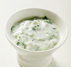 Yoghurt dip with herbs